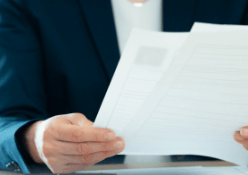 職務経歴書を確認する男性